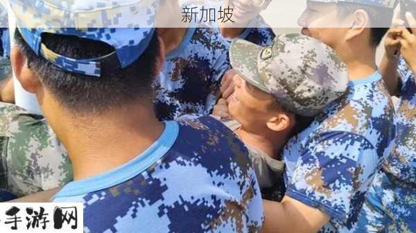 被教官带到宿舍压着轻点：教官宿舍内指导训练，动作轻柔细致